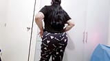 Mexicana rabuda de pijama tira todas as roupas e mostra sua bunda e vagina inteira na frente da câmera faz boquetes para sua vizinha vaqueira snapshot 1