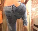 Reibe seinen Schwanz und nasse seine Jeans snapshot 3