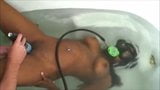 Ebenholz-Badewanne, Unterwasser-Masturbation snapshot 13