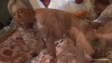 Getatoeëerde blonde milf met nepborsten toont haar expertise door het op zijn hondjes te nemen snapshot 19