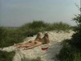 Op het strand met hete teven snapshot 2