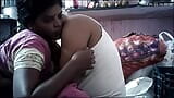 India en casa, esposa besando culo b snapshot 1