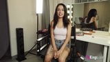 Brunette lucu mengendarai ayam tukang reparasi di studio porno snapshot 13