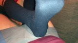 Stinkende Overknee-Socken Footjob - Orgasmus unter ihren Sohlen! snapshot 9