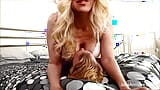 Stoute milf Julia Ann tieten neukt en pijpt een harde pik! snapshot 3