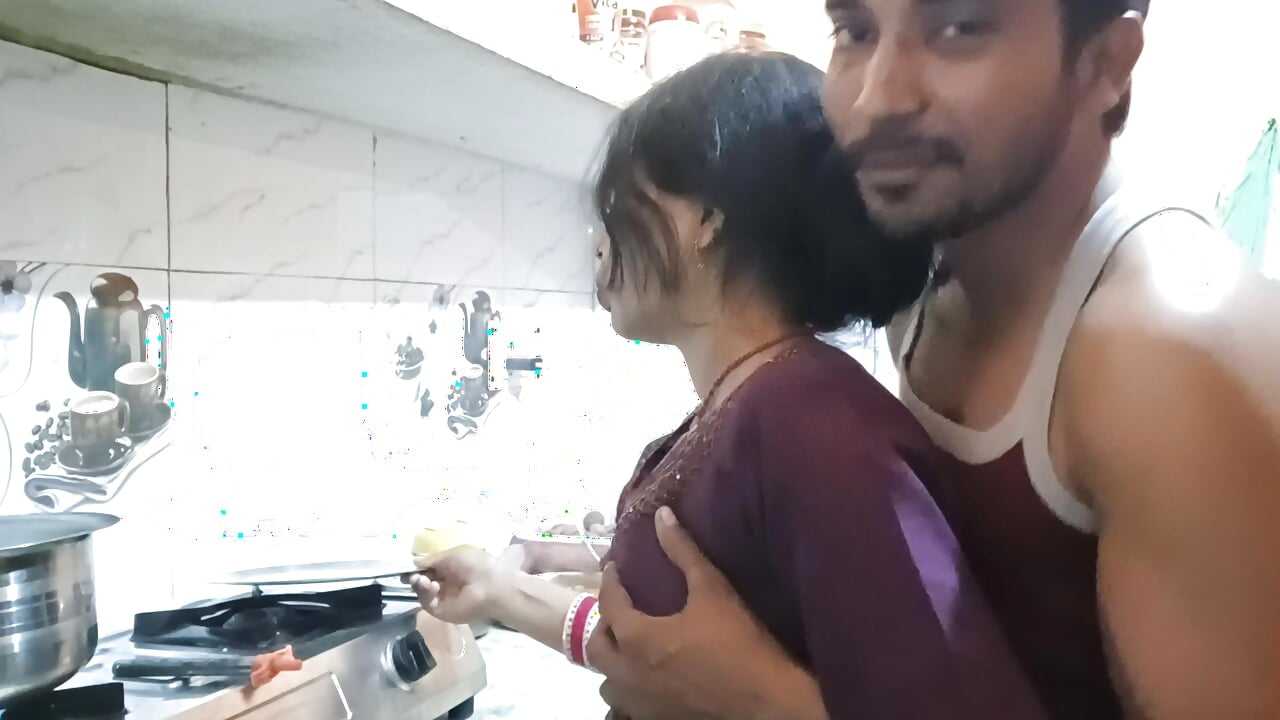 Première baise avec une bhabhi ik dans la cuisine