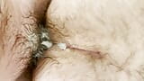 Cucciolo di atleta peloso appeso agita il suo carico di sperma e rende il cazzo schiumoso dopo aver allevato una lontra anonima sexy con discarica di sborra dalla base dell'esercito snapshot 1