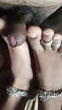 Indische telugu-tamilische tante gibt zum ersten mal ihrem ehemann footjob snapshot 4