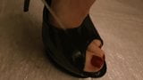 Femme, talons et pieds, pisse snapshot 4