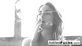 La tetona Ashlee Graham fuma mientras muestra sus tetas naturales snapshot 2