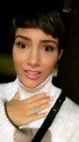 Frankie Bridge mit fauler Sprache snapshot 1