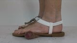 Heidis kasut tumit tinggi berus sisi dengan sandal dan footjob 1 snapshot 2