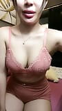 Camgirl juega con sus tetas y expone la coño marcado de su perfecto coño indonesio snapshot 10