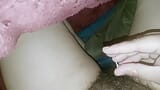 Indische stiefschwester spielt mit ihrer nassen muschi snapshot 16