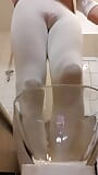 Crossdresser pisse dans un legging blanc snapshot 10