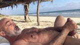Ayah berbulu botak berjanggut mengusap di pantai: hj-cumload-hj snapshot 7