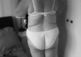 Sue из Кардиффа показывает ее действительно толстую задницу snapshot 6