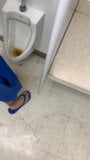 Pisse dans la salle de bain snapshot 2