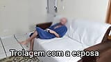 Brincadeira com sua esposa de olhos vendados, amigo entra na hora do sexo snapshot 2