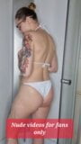 Salope tatouée sous la douche snapshot 6