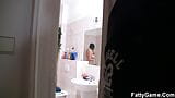 Tlustá dívka jezdí na péru po prstění kundičky v koupelně snapshot 4