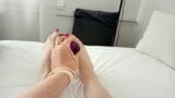 Geile MILF-Transe simuliert einen Footjob, während sie mit einem Vibrator mit ihren rot bemalten Zehen spielt snapshot 10