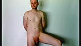 Kudoslong posando mientras se desnuda completamente y te muestra su cuerpo y su pene afeitado flácido snapshot 14