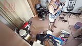 Une soubrette nue fait le ménage dans un bureau d'ingéniérie stupide. Réel caméra au bureau. scène 1 snapshot 6