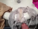 La culotte sale de l'amie de sa femme et éjacule sur sa brosse à dents snapshot 6