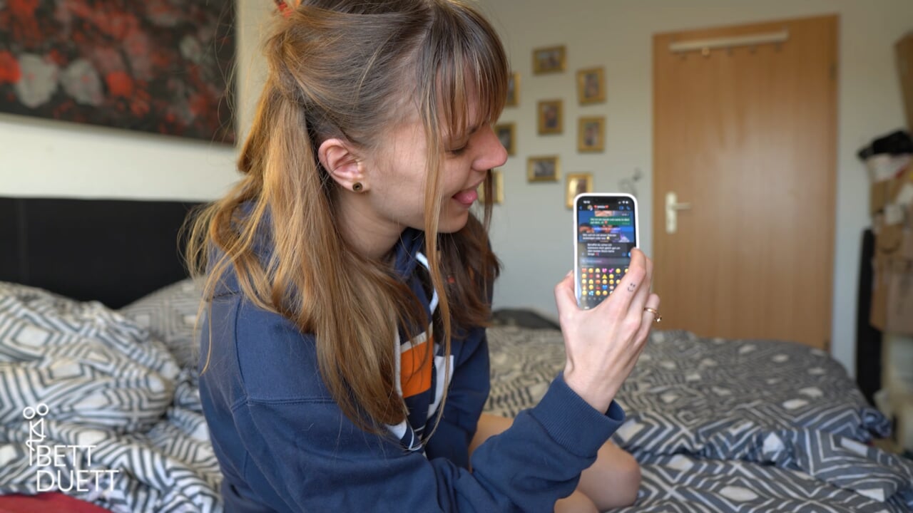 UNCUT – From dirty chat to a happy ending in bed !!