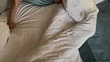 La matrigna calda e il figliastro condividono un letto in un hotel snapshot 6