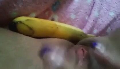 Arab slut masturbate with a big banana