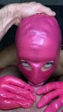 Facefuck, pijpbeurt en deepthroat in roze latex kap snapshot 3