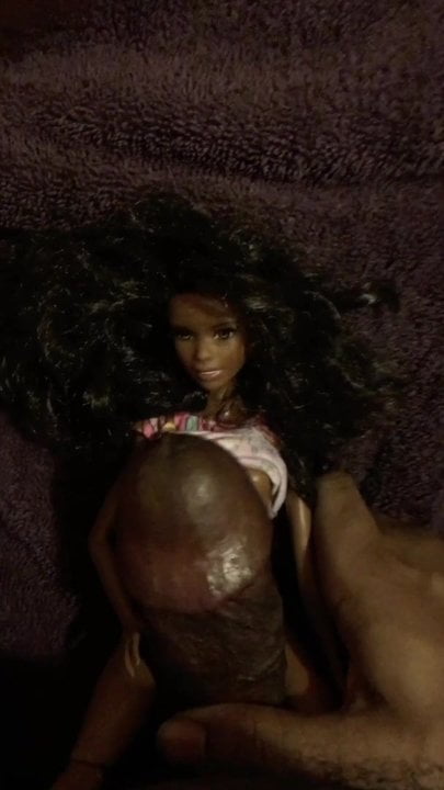 Barbie baba felemeli a ruháját, hogy elélvezzen