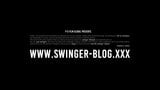 Swingers amadores em lingerie sexy levando pau por trás snapshot 1