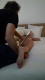 Moglie massaggiata da uno sconosciuto nella camera d'albergo snapshot 5