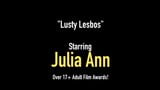 Aufgedonnerte MILFs Julia Ann & Jessica Jaymes Scissoring! snapshot 1
