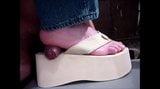 Shoejob làm tình thong platform flip flops và chân snapshot 1