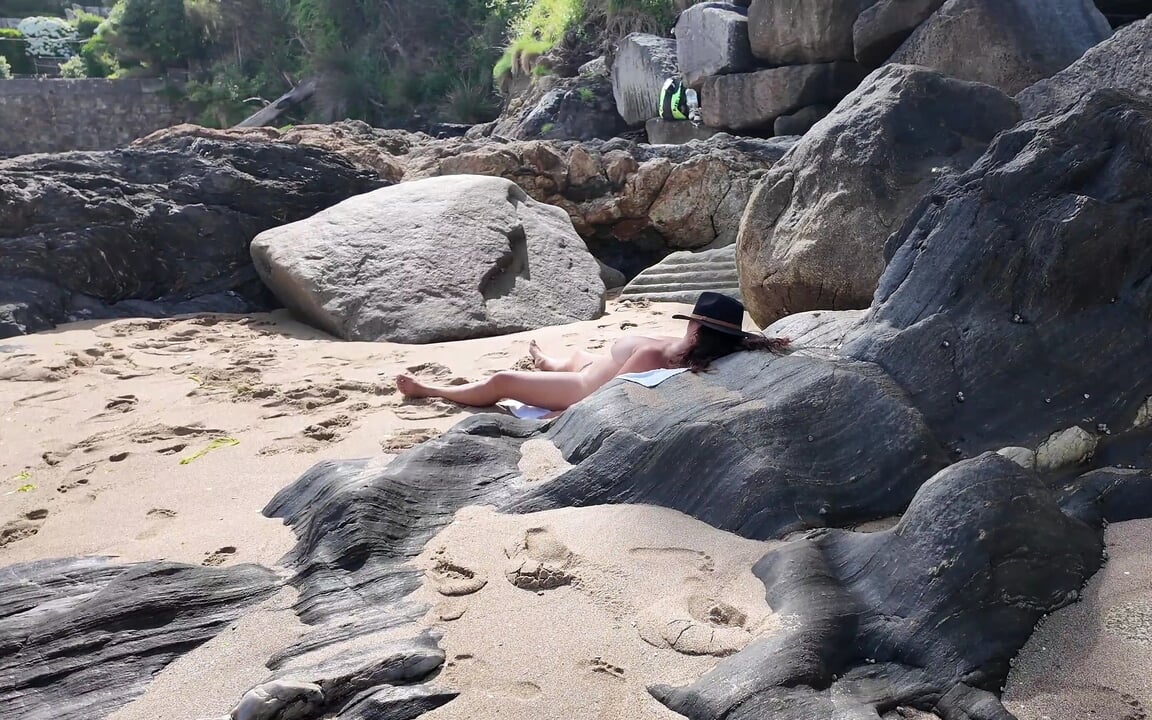 Bir yabancı çıplaklar deach üzerinde orta yaşlı seksi kadını baştan çıkarıyor