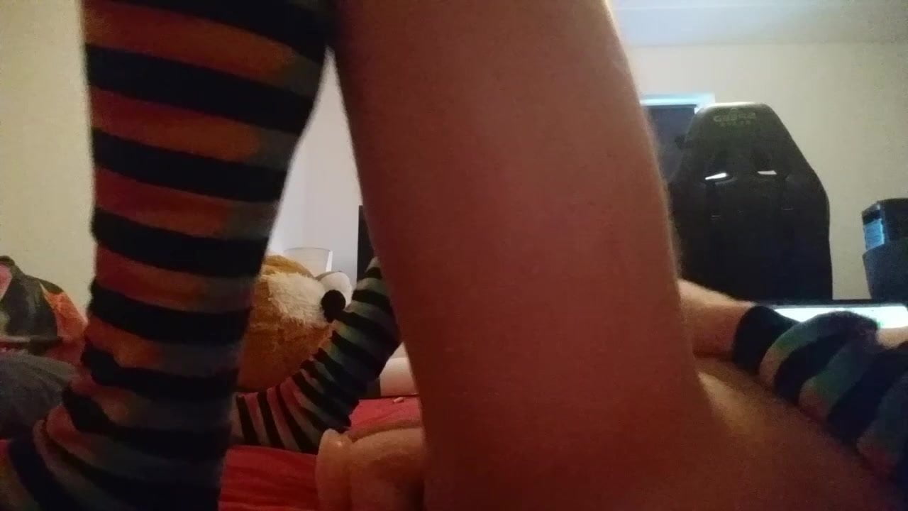 A német femboy egy kövér dildót tol fel a szűk fenekére