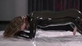 Schwarzes Latex-Solo-Spiel mit Strap-on snapshot 1