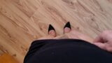 Abspritzen in Strumpfhose, schwarzem Kleid und Heels snapshot 1