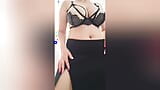 Цицькаста красуня в чорній спідниці і сексуальному бюстгальтері танцює перед камерою - розкішний оргазм snapshot 1