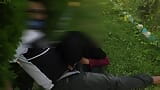 Jongen en meisje betrapt in het park terwijl ze seks hebben snapshot 5