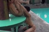 Asiatici che giocano in piscina snapshot 10