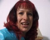 Redhead MIlf fingert sichvor der Kamera snapshot 1