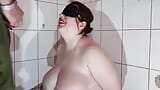 Esclava del baño con grandes tetas sirve a los hombres como baño vivo snapshot 5