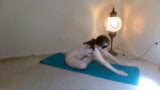 ¡Linda pálida hace yoga junto a una lámpara genial! snapshot 4