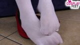 Seksowna pielęgniarka w białych pończochach dokucza stopami i palcami u nóg snapshot 5