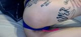 Сексуальная горячая татуированная крошка трахнула дилдо ее киску snapshot 2